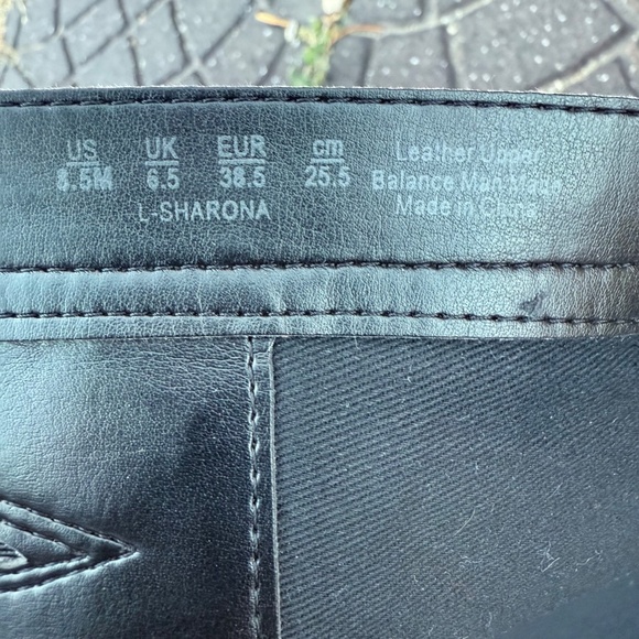 Sleek black knee-high leather boots - Picture 10 of 10